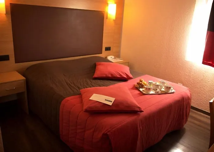 Logis Restaurant Solenca 3* نوغارو