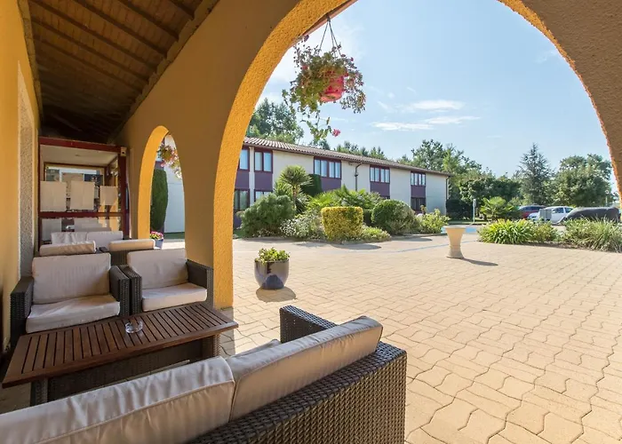 فندق Logis Restaurant Solenca 3*